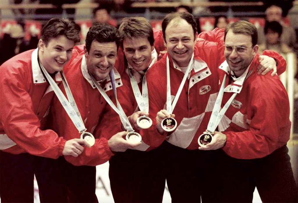 1998: Champion olympique à Nagano: Dominic Andres, Diego Perren, Daniel Müller, Patrick Lörtscher, Patrick Hürlimann Photo: Robert F. Bukaty