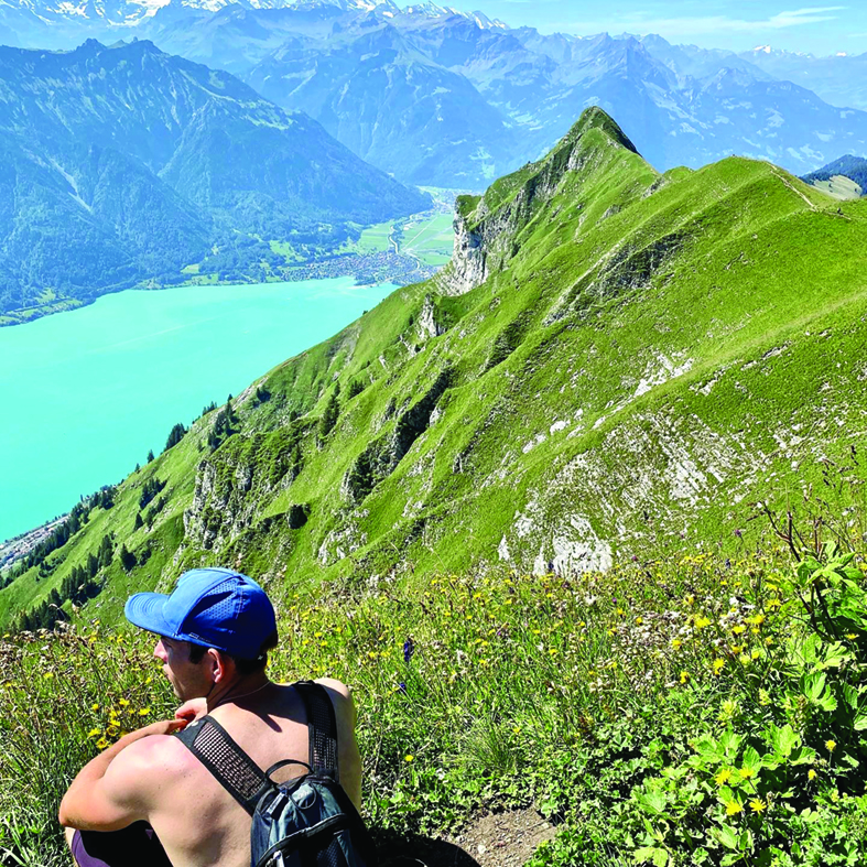 Sven Michel, die Sicht auf den Brienzersee geniessend, während einer Gratwanderung auf Augstmatthorn