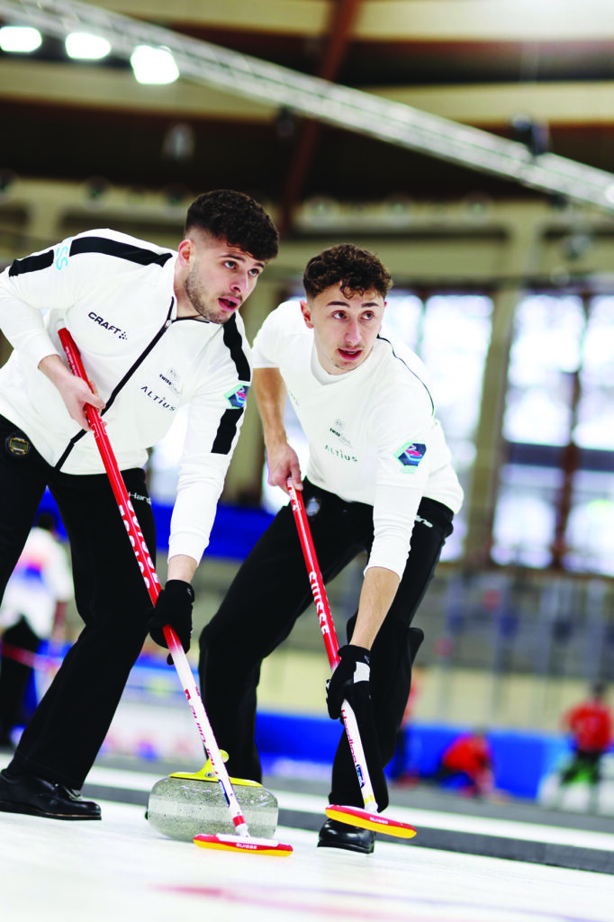 Sandro Fanchini und Max Winz (© World Curling Federation/Stephen Fisher)
